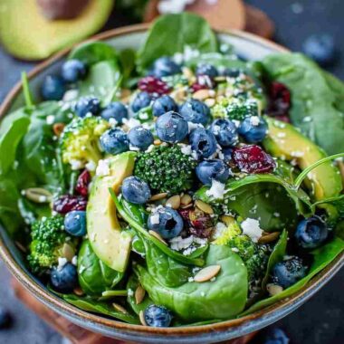 Salade aux myrtilles, brocoli et épinards : fraîcheur croquante et douceur acidulée 3 Salade aux myrtilles, brocoli et épinards