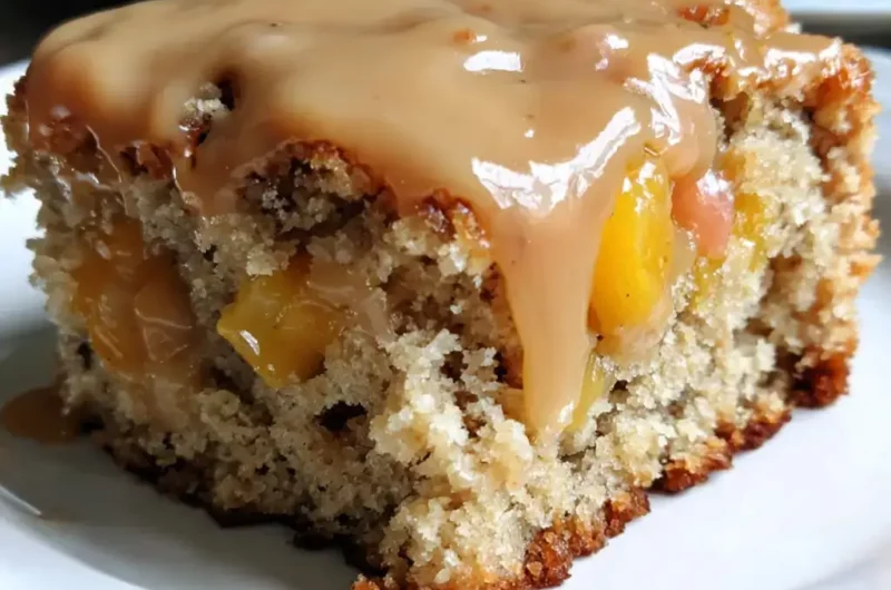 Gâteau à la salade de fruits avec glaçage au sucre à la crème