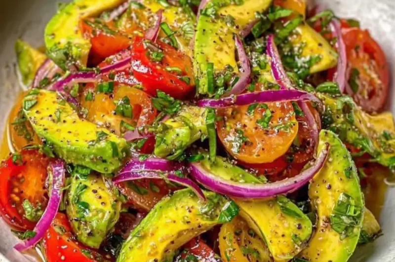 Salade Avocat, Tomate & Oignon Frais