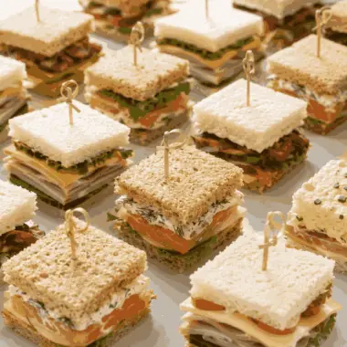 12 Délicieux Mini-Sandwichs pour le Goûter : un Plateau Généreux, Coloré et Plein de Tendresse 4 12 Délicieux Mini-Sandwichs pour le Goûter (1)