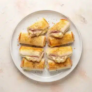 Croque-monsieur roulé à la raclette 6 Croque-monsieur roulés dorés au jambon et au fromage à raclette